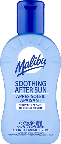 Niebieska butelka z napisem \'Malibu Soothing After Sun\' oraz dodatkowymi informacjami o składnikach i właściwościach produktu. Widoczne są napisy: \'Clinically proven to be kind to skin\', \'Cools, soothes and moisturises\', \'Contains Vitamin E, Allantoin and Aloe Vera\'.