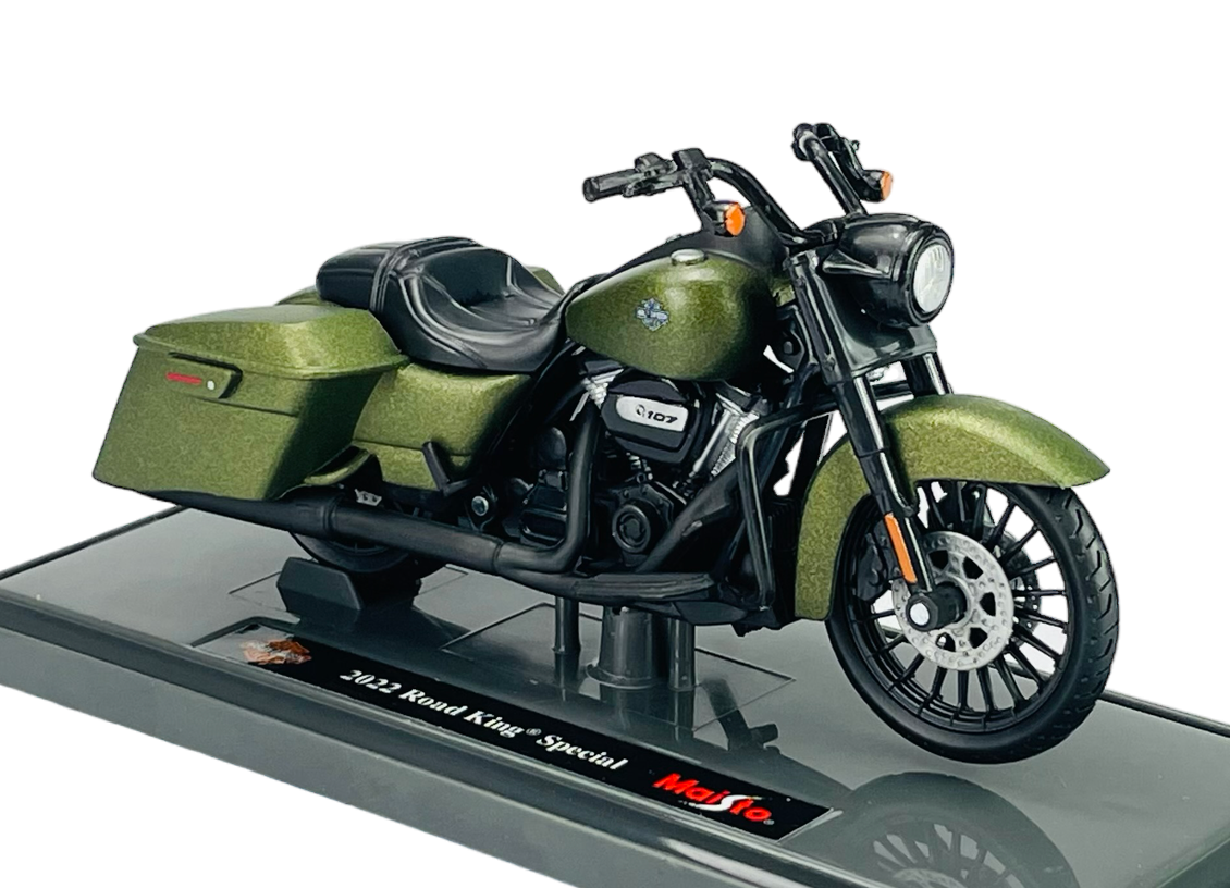 Model motocykla w kolorze zielonym z czarnymi elementami, umieszczony na podstawce z napisem \'2022 Road King Special\'. Widoczne logo \'Maisto\' na podstawce.