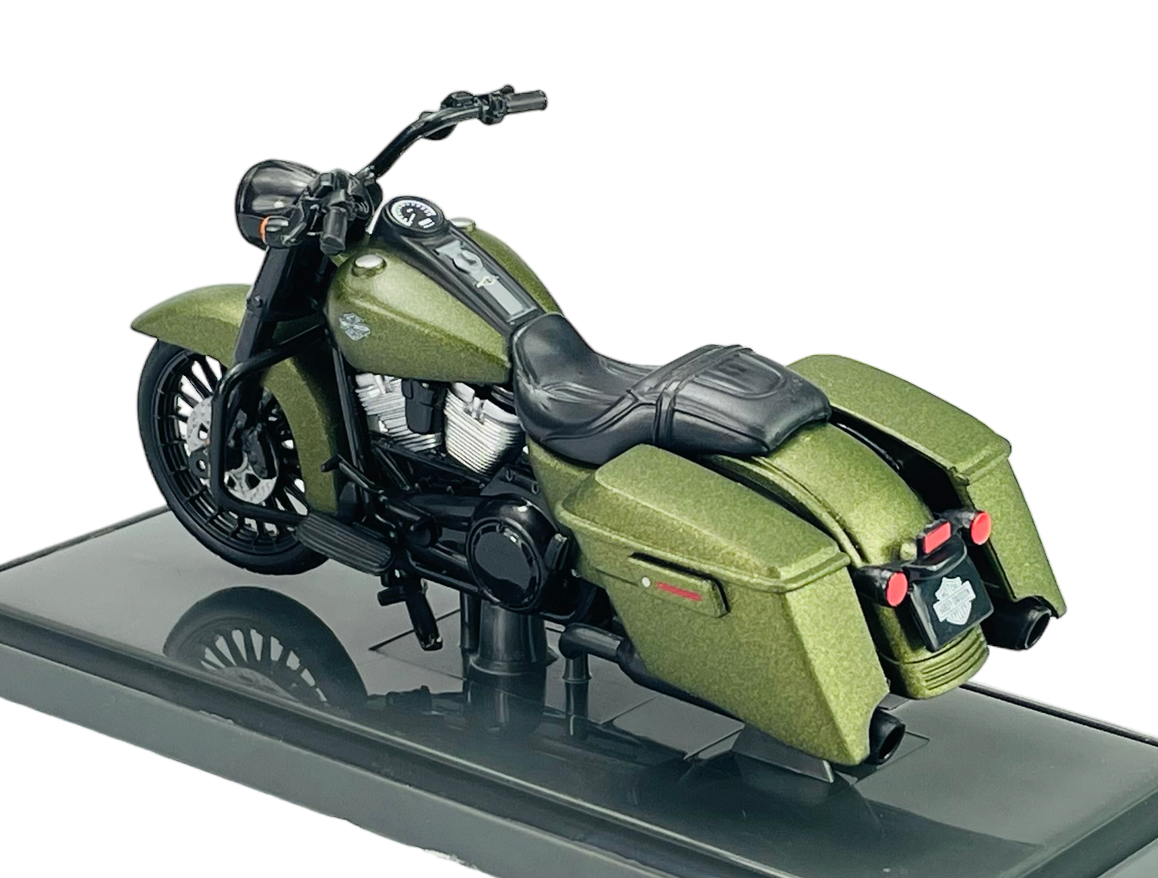 Model motocykla w kolorze zielonym z czarnymi elementami, umieszczony na podstawce. Widoczne są szczegóły takie jak siedzenie, kierownica i koła.