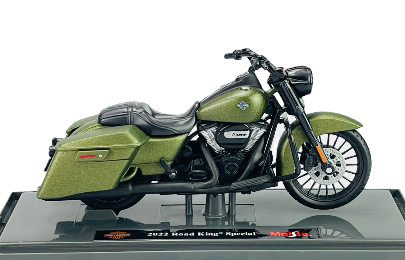 Model motocykla w kolorze zielonym z napisem \'2022 Road King Special\' na podstawce. Widoczne logo \'Maisto\' oraz \'Harley-Davidson Motorcycles\'.