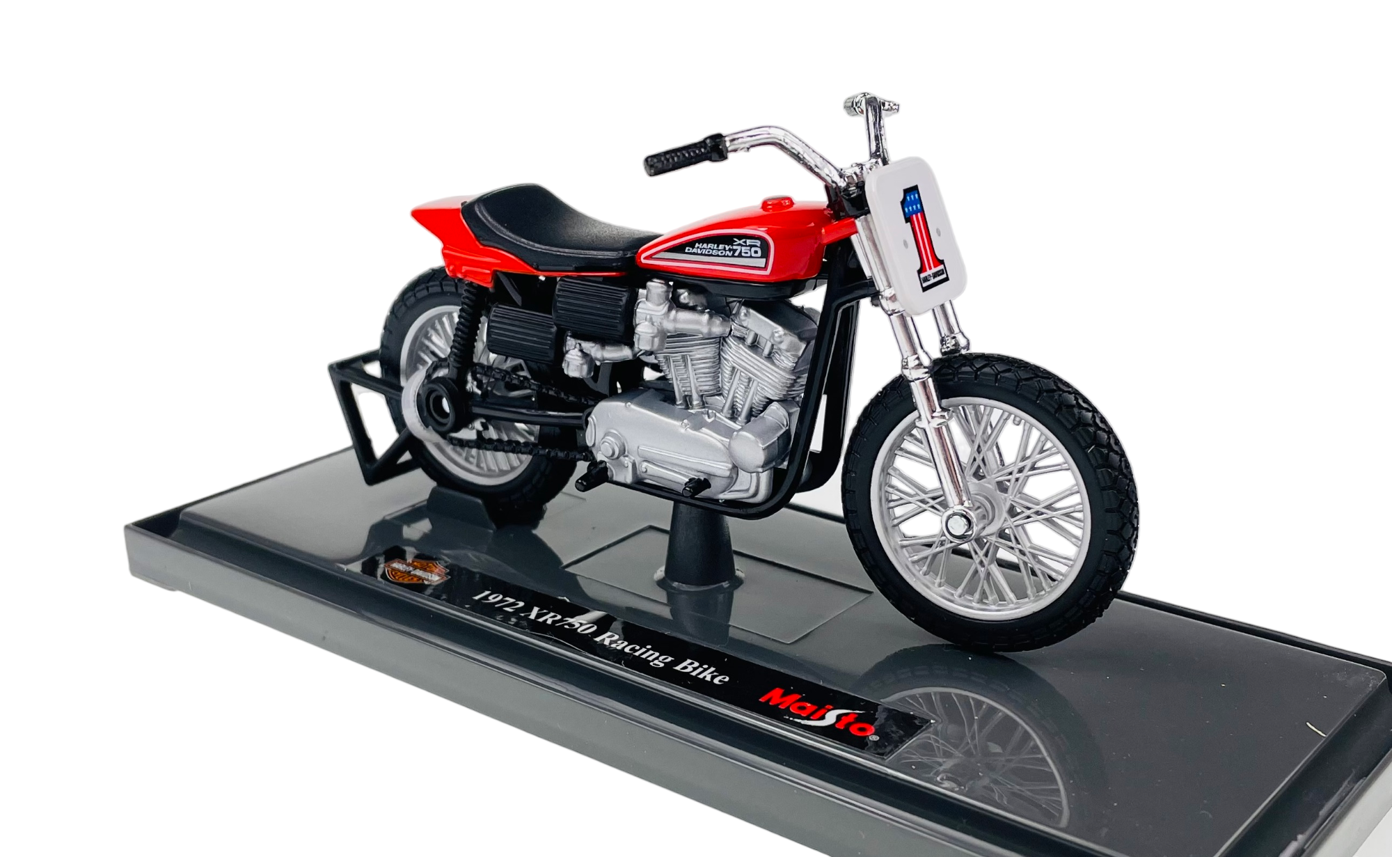Model motocykla wyścigowego w skali 1:18 z czerwonym siedzeniem i srebrnym silnikiem, umieszczony na podstawce z napisem \'1972 XR750 Racing Bike\'. Widoczne logo \'Maisto\' na podstawce.
