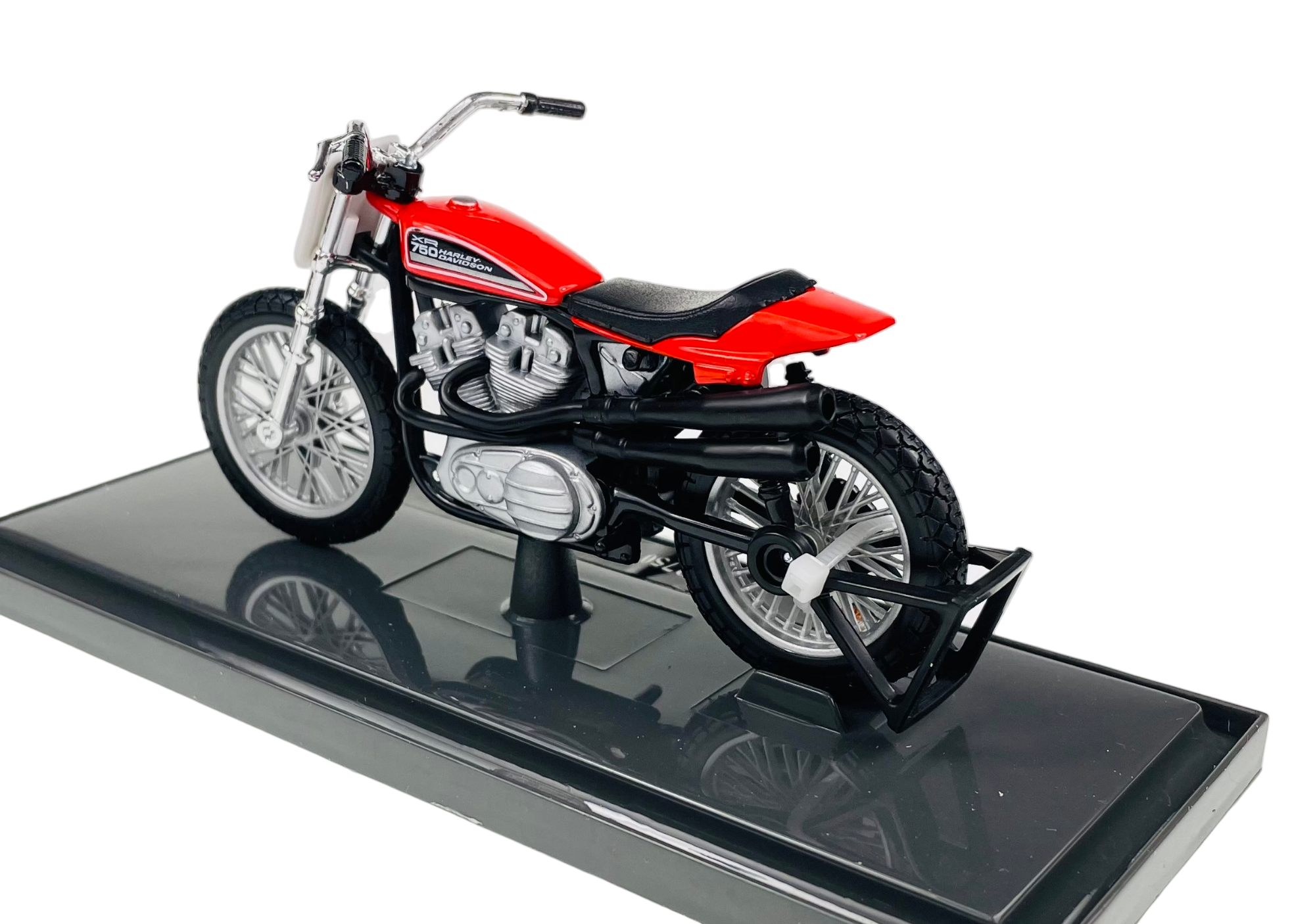 Model motocykla w skali 1:18 z czerwonym nadwoziem i czarnym siedzeniem, umieszczony na czarnej podstawce. Na zbiorniku paliwa widoczny jest napis \'750 Harley-Davidson\'.