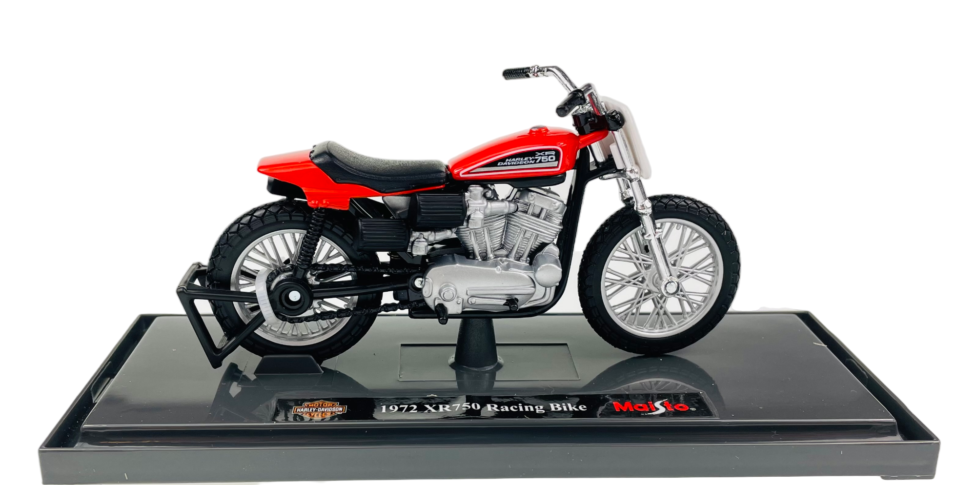 Model motocykla w skali 1:18 przedstawiający 1972 Harley-Davidson XR750 Racing Bike, umieszczony na podstawce z napisem \'1972 XR750 Racing Bike\' oraz logo \'Maisto\'. Motocykl jest w kolorze czerwonym z czarnymi i srebrnymi elementami.