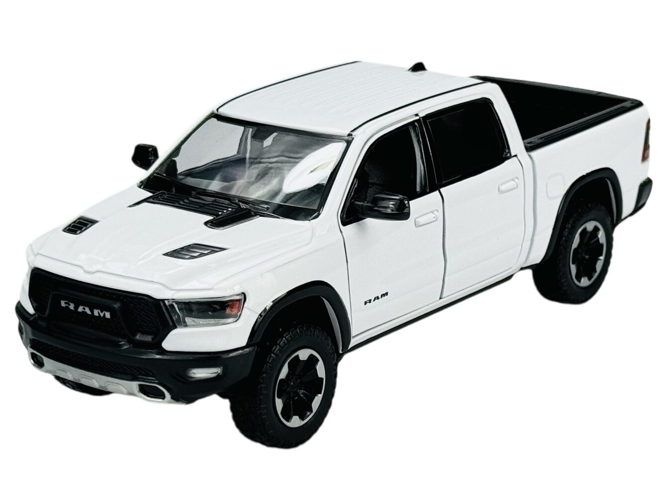Biały model samochodu typu pickup z czarnymi detalami i napisem \'RAM\' na przednim grillu. Samochód ma cztery drzwi i czarne felgi.
