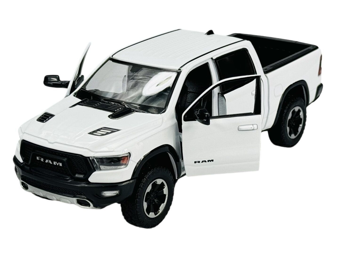 Biały model samochodu Dodge RAM 1500 z otwartymi drzwiami i widocznym napisem \'RAM\' na przedniej części. Samochód ma czarne detale i duże koła.