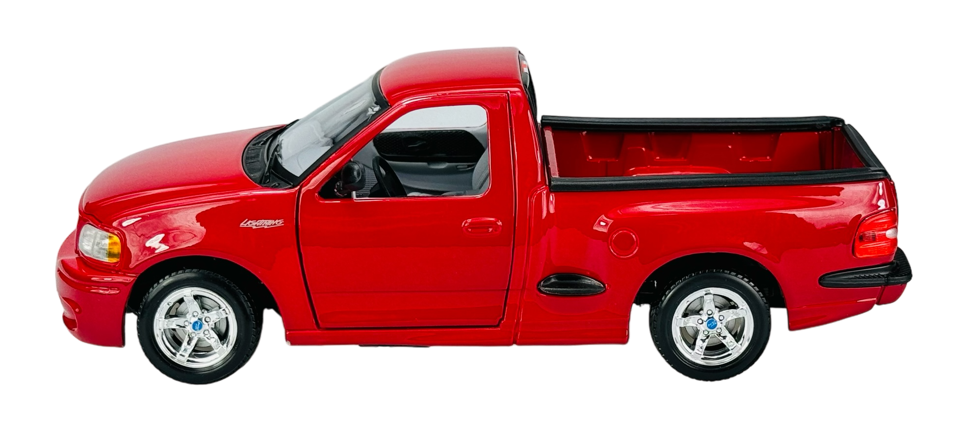 Czerwony model samochodu typu pickup z widocznymi szczegółami, takimi jak lusterka boczne i felgi. Na drzwiach znajduje się napis \'Lightning\'.