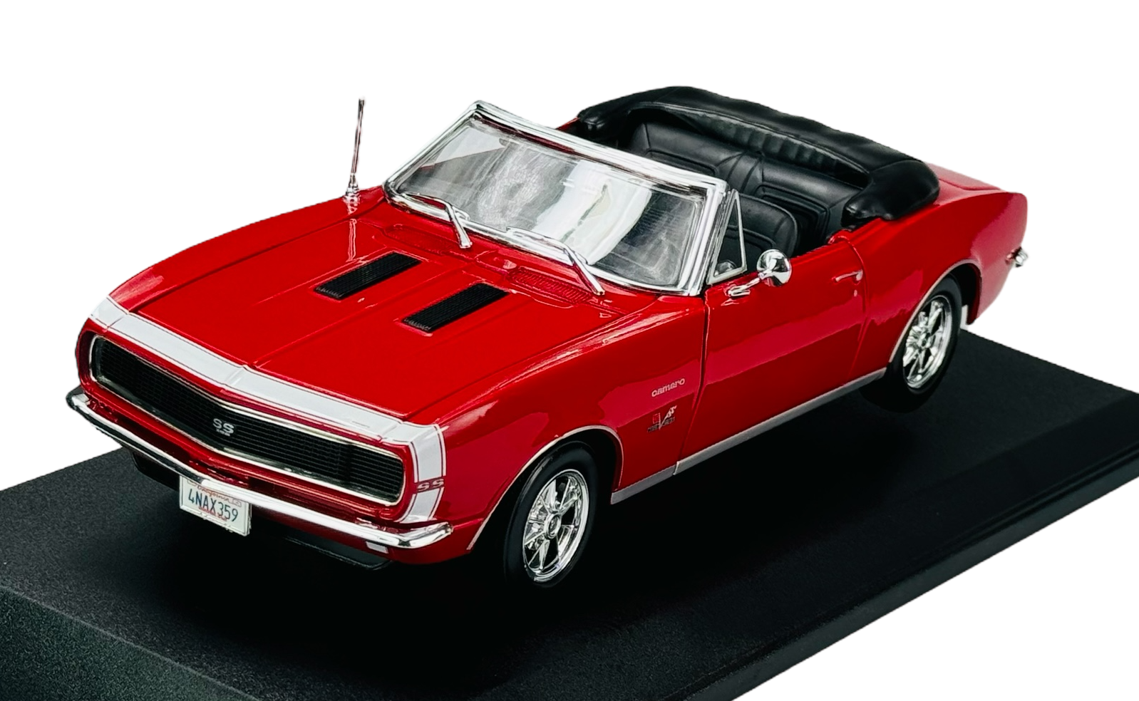 Czerwony model samochodu Chevrolet Camaro SS 396 z 1967 roku w skali 1:18, z otwartym dachem i czarnym wnętrzem, umieszczony na czarnej podstawce. Na tablicy rejestracyjnej widnieje napis \'4NAX359\'.