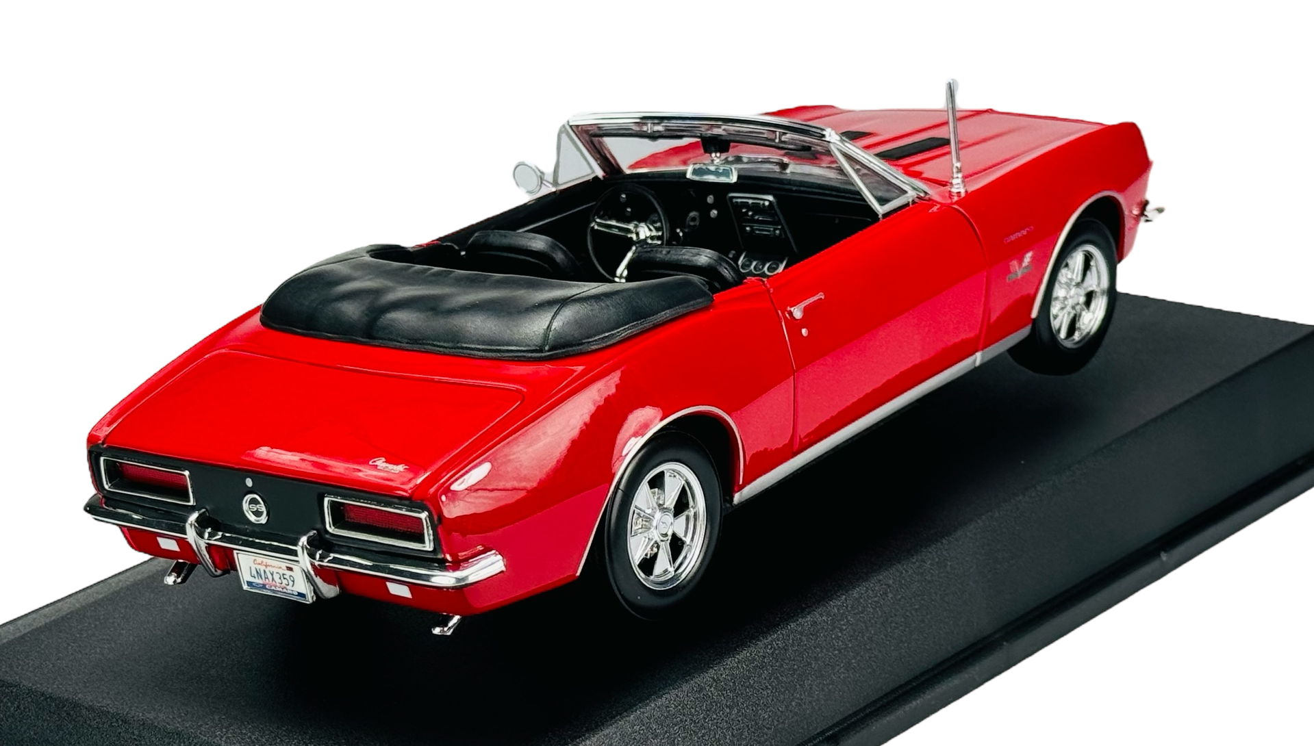 Czerwony model samochodu Chevrolet Camaro SS 396 z 1967 roku w skali 1:18, z otwartym dachem i czarnym wnętrzem, umieszczony na czarnej podstawce. Na tablicy rejestracyjnej widnieje napis \'MAISTO\'.