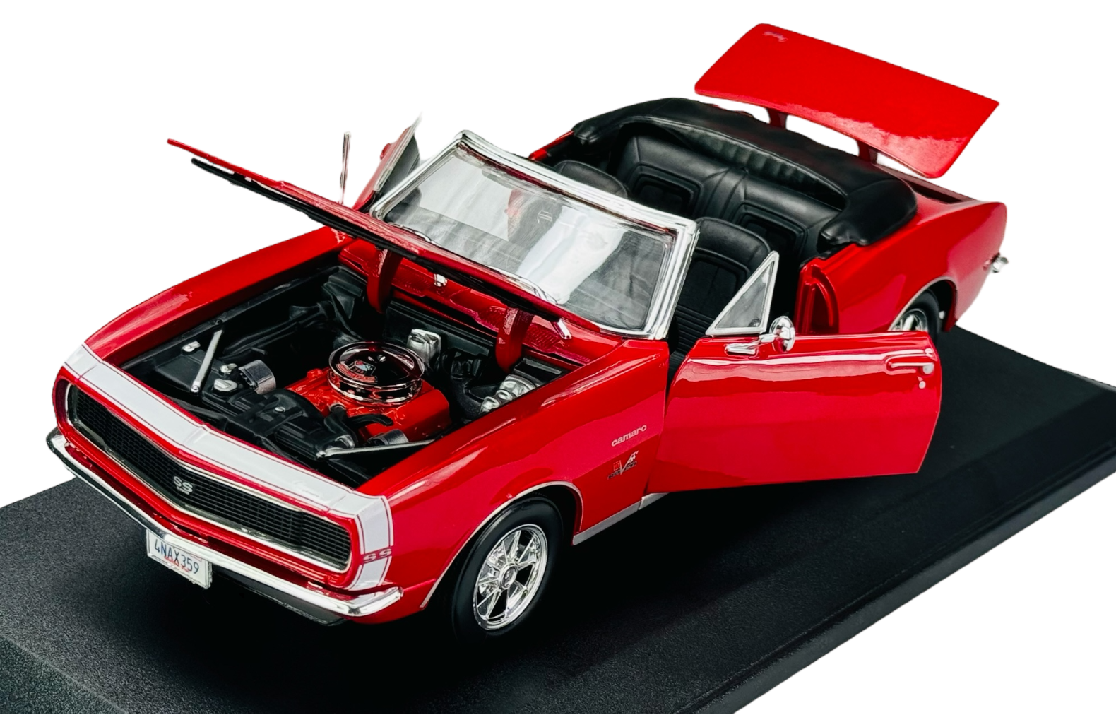 Czerwony model samochodu Chevrolet Camaro SS 396 z 1967 roku w skali 1:18 z otwartymi drzwiami, maską i bagażnikiem, prezentujący szczegóły wnętrza i silnika.