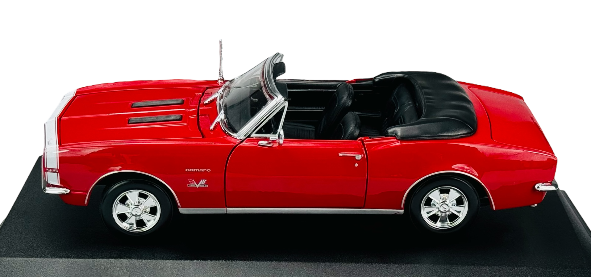 Czerwony model samochodu Chevrolet Camaro SS 396 z 1967 roku w skali 1:18, z otwartym dachem i czarnym wnętrzem. Na boku widoczne są napisy \'Camaro\' i \'SS\'.