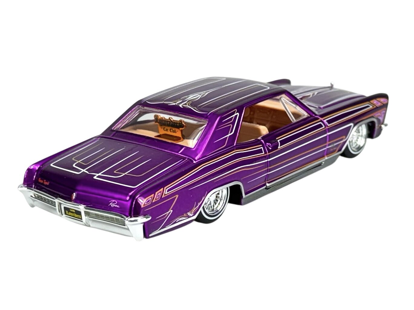 Model samochodu w kolorze fioletowym z białymi liniami, przedstawiający klasyczny design. Na tylnej szybie widoczny jest napis \'Lowrider Car Club\'.