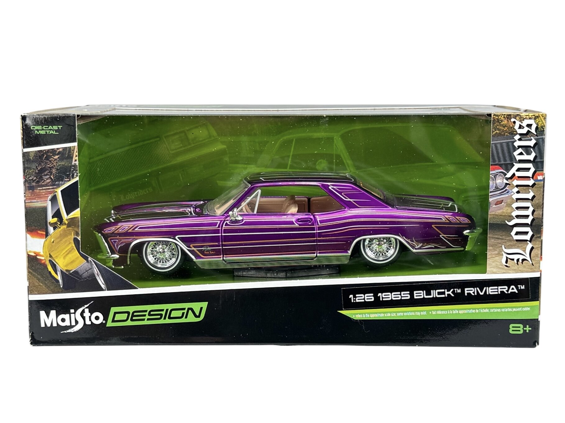 Model samochodu Maisto Design 1965 Buick Riviera w kolorze fioletowym w skali 1:26 znajduje się w opakowaniu z przezroczystym frontem. Na opakowaniu widoczne są napisy: \'Maisto DESIGN\', \'1:26 1965 BUICK RIVIERA\', oraz \'Lowriders\'.