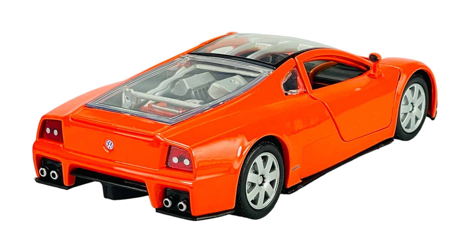 Pomarańczowy model samochodu sportowego z widocznym logo VW na tylnej części. Samochód ma przezroczysty dach, przez który widać silnik, oraz podwójne rury wydechowe.