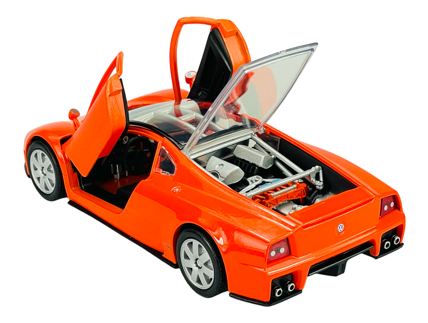 Pomarańczowy model samochodu z otwartymi drzwiami i klapą silnika, widoczne logo VW na tylnej części pojazdu.