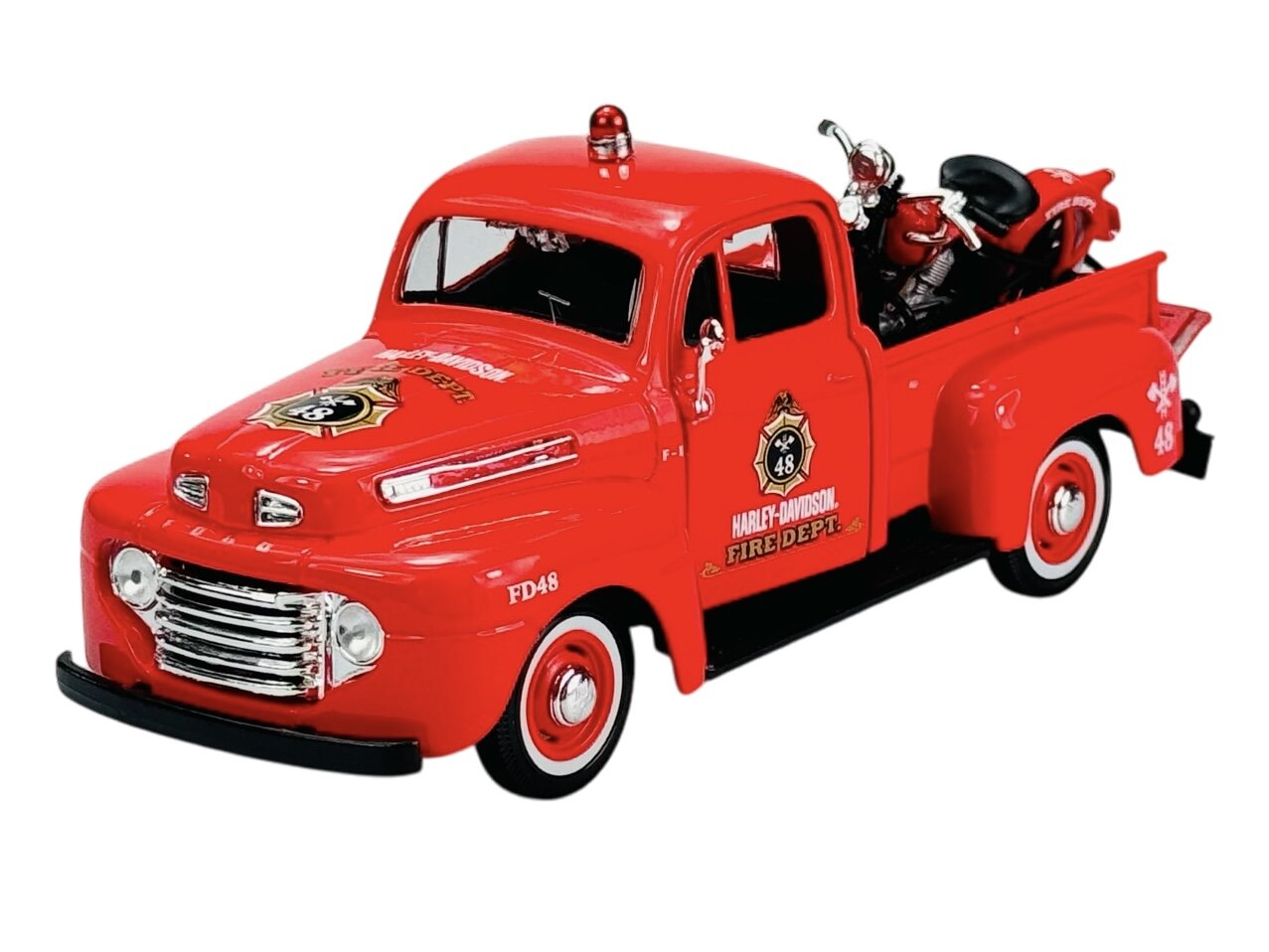 Czerwony model samochodu strażackiego z logo \'Harley-Davidson Fire Dept.\' i numerem \'48\' na drzwiach oraz motocykl w tylnej części pojazdu. Na masce widoczny jest napis \'FD48\'.