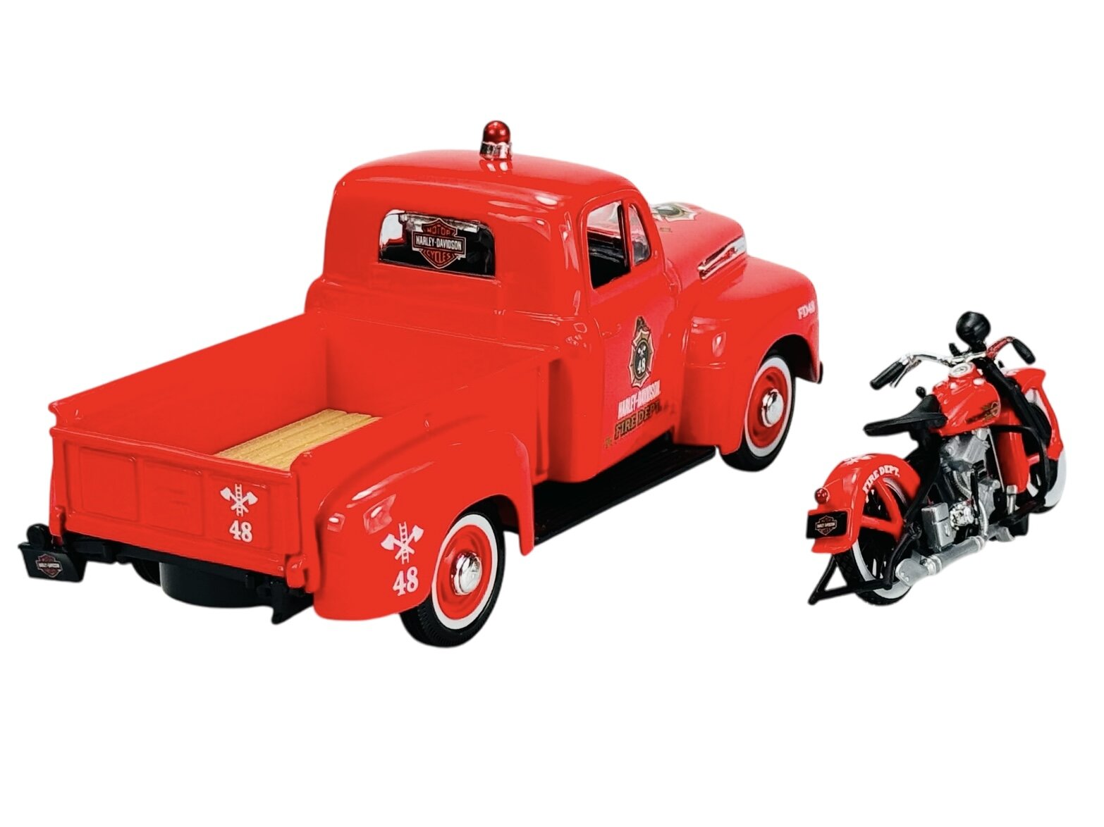 Czerwony model samochodu typu pickup z napisem \'Harley-Davidson\' na drzwiach oraz czerwony motocykl ustawiony obok. Na samochodzie widoczne są oznaczenia \'48\' i logo \'Harley-Davidson\'.