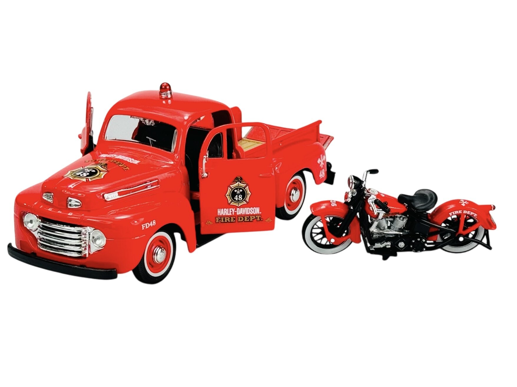 Czerwony model samochodu ciężarowego z otwartymi drzwiami i logo \'Harley-Davidson Fire Dept.\' na boku oraz czerwony motocykl obok. Na masce samochodu widnieje numer \'48\'.