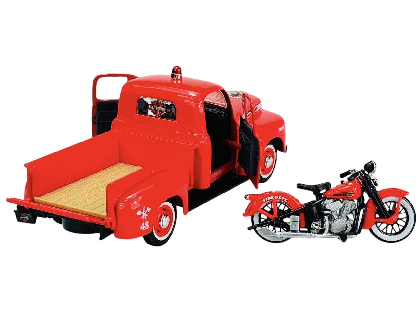 Na obrazie widoczny jest czerwony model samochodu typu pickup z otwartymi drzwiami oraz czerwony motocykl. Na samochodzie znajduje się logo \'Harley-Davidson\' i napis \'Fire Dept\'.