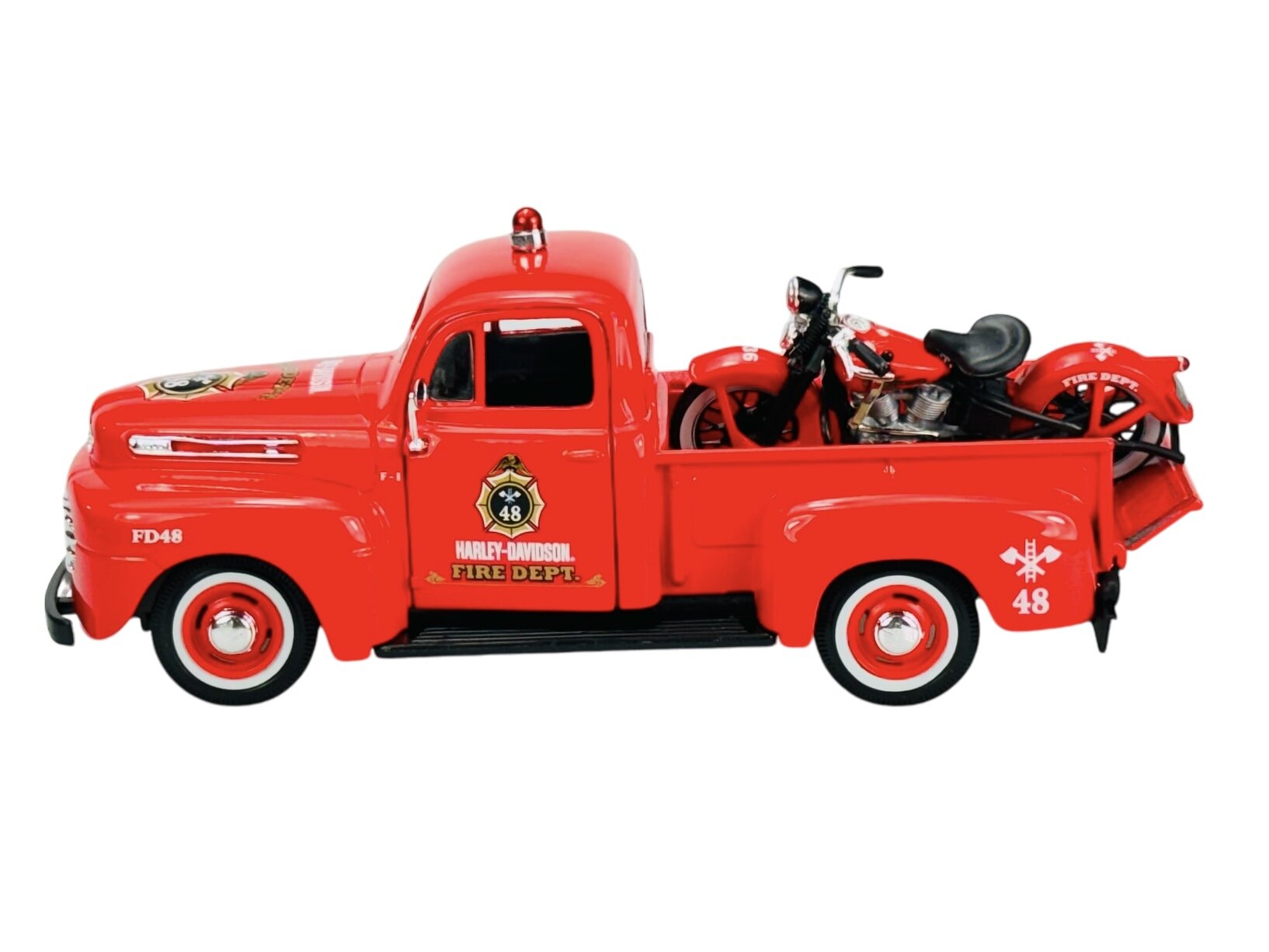 Czerwony model samochodu ciężarowego z logo \'HARLEY-DAVIDSON FIRE DEPT.\' i numerem \'48\' na drzwiach oraz motocykl umieszczony na pace. Na masce widoczne jest oznaczenie \'FD48\'.