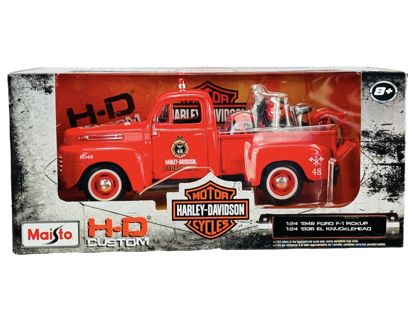Opakowanie z modelem czerwonego samochodu Ford F-1 Pickup z 1948 roku oraz motocykla Harley-Davidson El Knucklehead z 1936 roku w skali 1:24. Na opakowaniu widoczne są logotypy Maisto i Harley-Davidson oraz napis \'1:24 1948 Ford F-1 Pickup 1:24 1936 El Knucklehead\'.