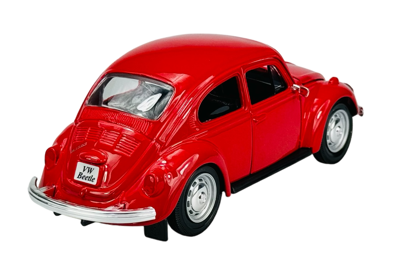 Czerwony model samochodu Volkswagen Beetle w skali 1:24, widoczny z tyłu. Na tablicy rejestracyjnej znajduje się napis \'VW Beetle\'.