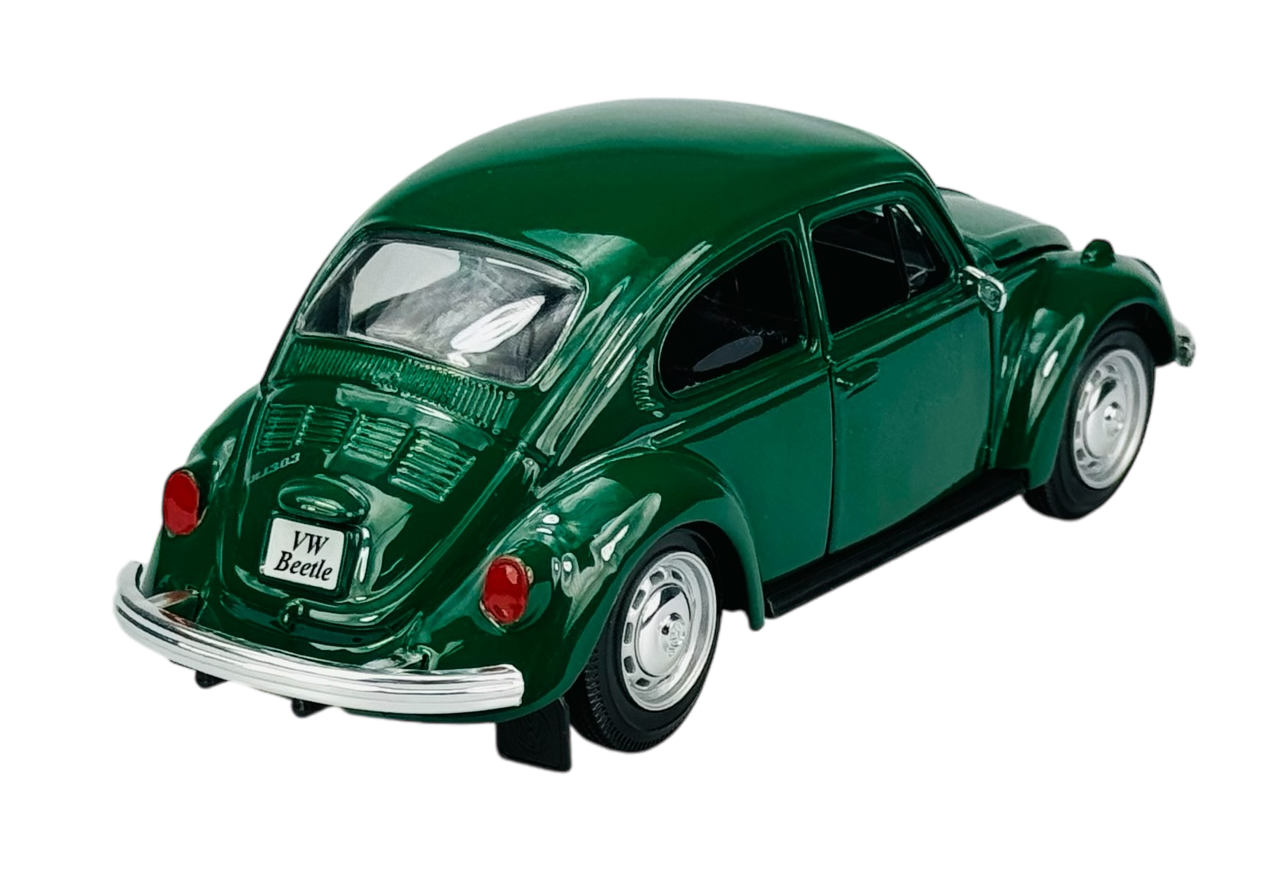 Model samochodu w kolorze zielonym, przedstawiający VW Beetle z widocznymi szczegółami jak tylne światła i tablica rejestracyjna z napisem \'VW Beetle\'.