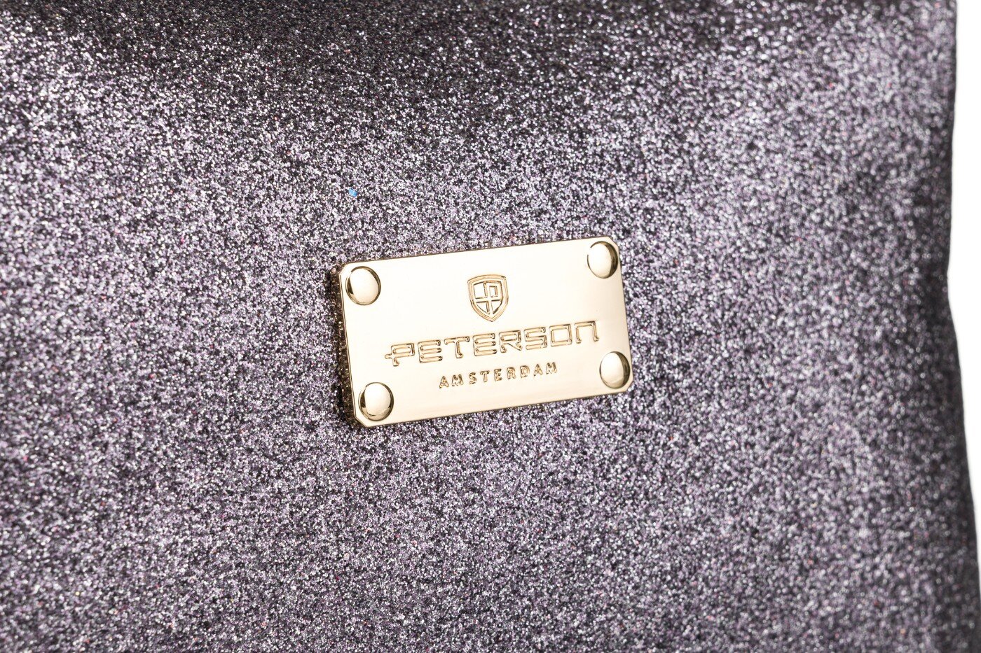 Brokatowa powierzchnia w kolorze srebrnym z metalową plakietką z napisem \'PETERSON AMSTERDAM\'.