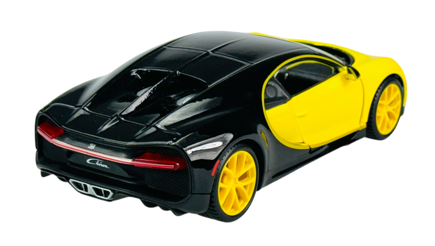 Model samochodu w skali 1:24 przedstawia czarno-żółty pojazd z otwartymi drzwiami i żółtymi felgami. Na tylnej części widoczne jest logo \'Chiron\'.