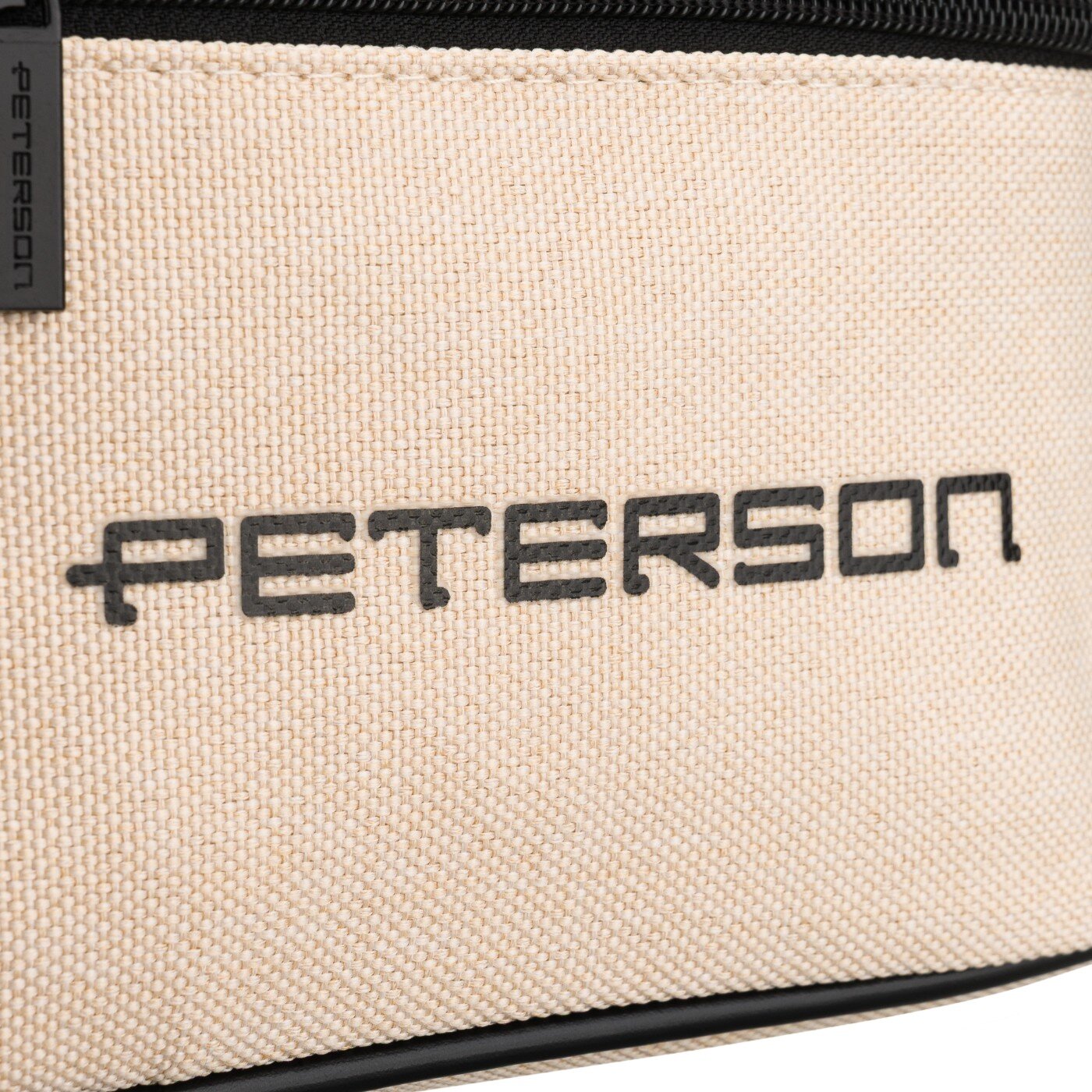 Beżowy materiał z czarnym napisem \'PETERSON\'.