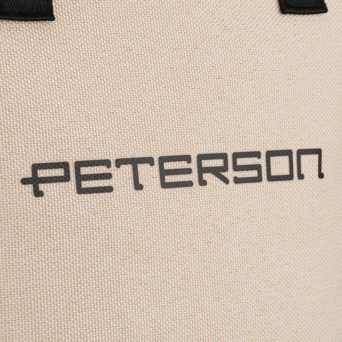 Beżowy materiał z czarnym napisem \'PETERSON\'.