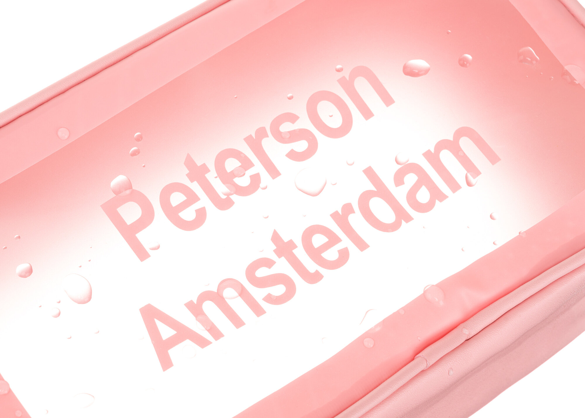 Różowa, przezroczysta powierzchnia z widocznymi kroplami wody i napisem \'Peterson Amsterdam\'.