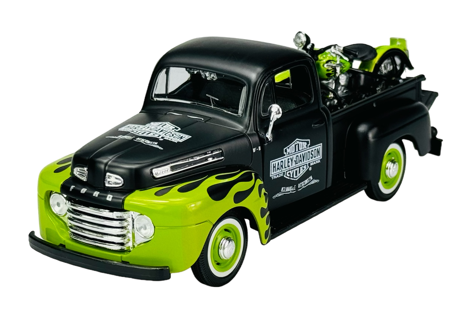 Model samochodu Ford F-1 Pickup z 1948 roku w czarno-zielonym kolorze z motywem płomieni na masce. Na pace znajduje się motocykl Harley-Davidson, a na drzwiach widoczne jest logo Harley-Davidson.