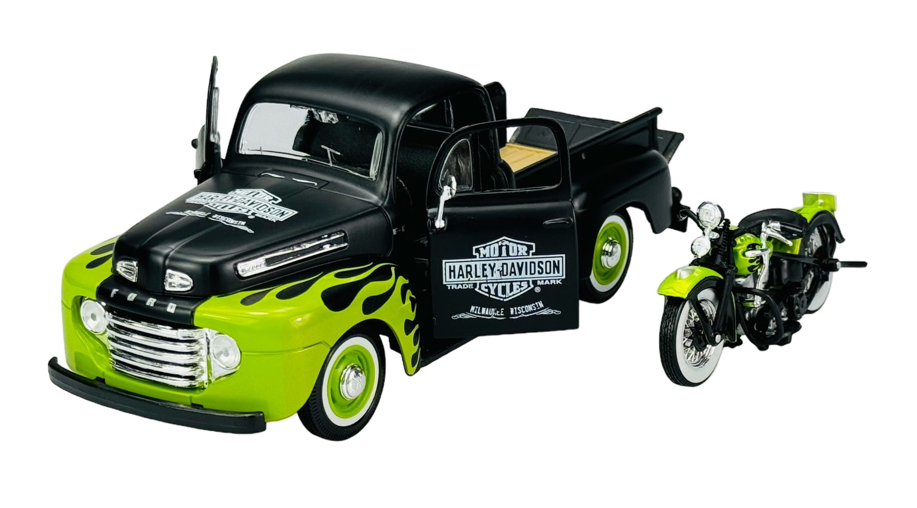 Model samochodu Ford F-1 Pickup z 1948 roku w kolorze czarnym z zielonymi płomieniami i otwartymi drzwiami, obok stoi zielono-czarny motocykl Harley-Davidson. Na masce samochodu i drzwiach widoczne jest logo Harley-Davidson.