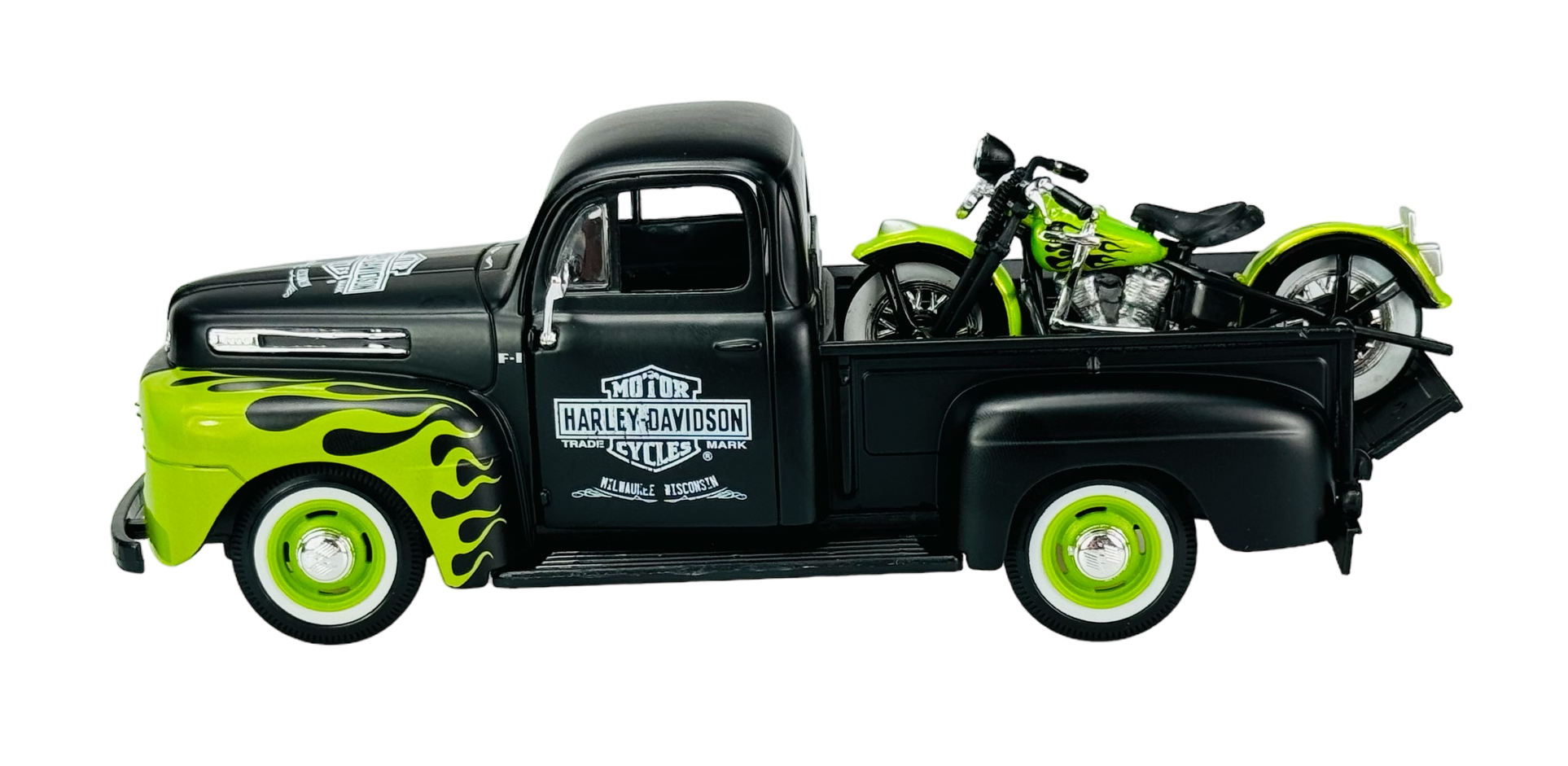 Model czarnego pickupa z zielonymi płomieniami na przednich błotnikach, z logo Harley-Davidson na drzwiach, przewożący zielony motocykl na pace.
