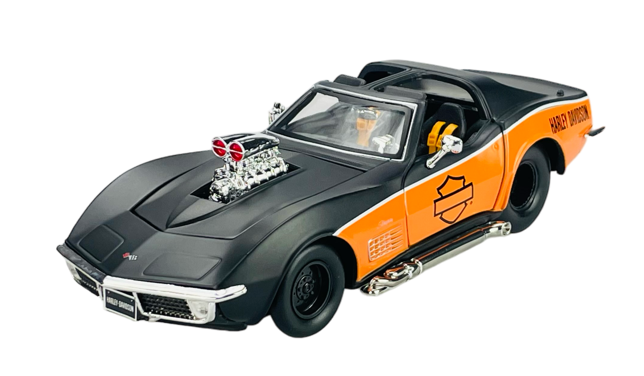Model samochodu sportowego w kolorze czarno-pomarańczowym z widocznym logo Harley-Davidson na boku. Na masce znajduje się duży, chromowany silnik z dwoma czerwonymi elementami.