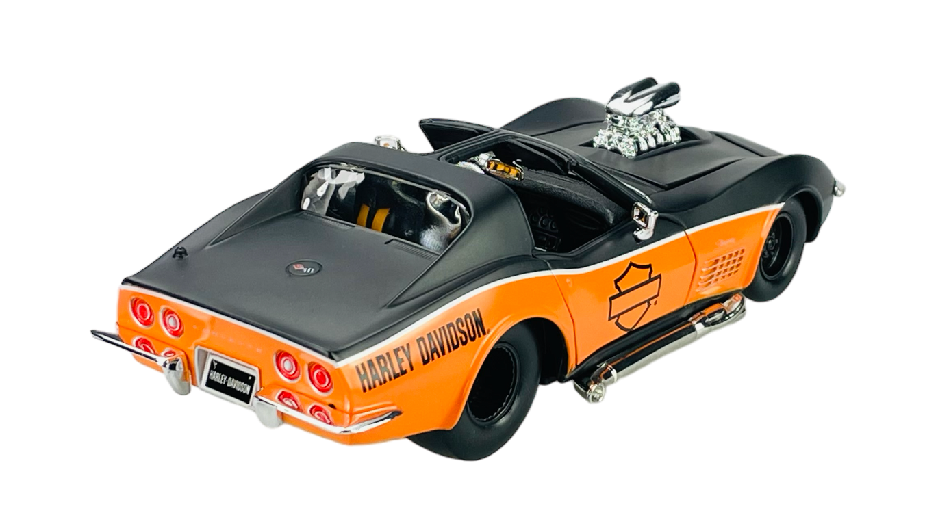 Model samochodu Chevrolet Corvette z 1970 roku w kolorze pomarańczowo-czarnym z logo Harley Davidson na boku. Widoczne są szczegóły takie jak tylne światła i otwarty dach.