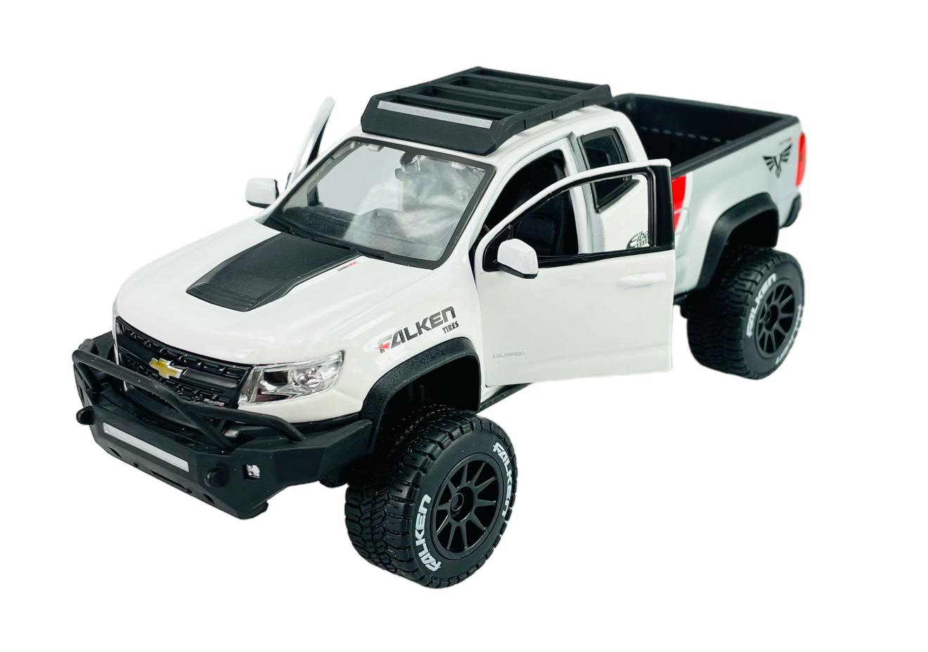 Model samochodu w skali 1:27 przedstawiający biały pickup z otwartymi drzwiami i widocznym logo \'Falken\' na nadkolu. Samochód ma czarne detale, takie jak dachowy bagażnik i zderzak, oraz duże terenowe opony z napisem \'Falken\'.