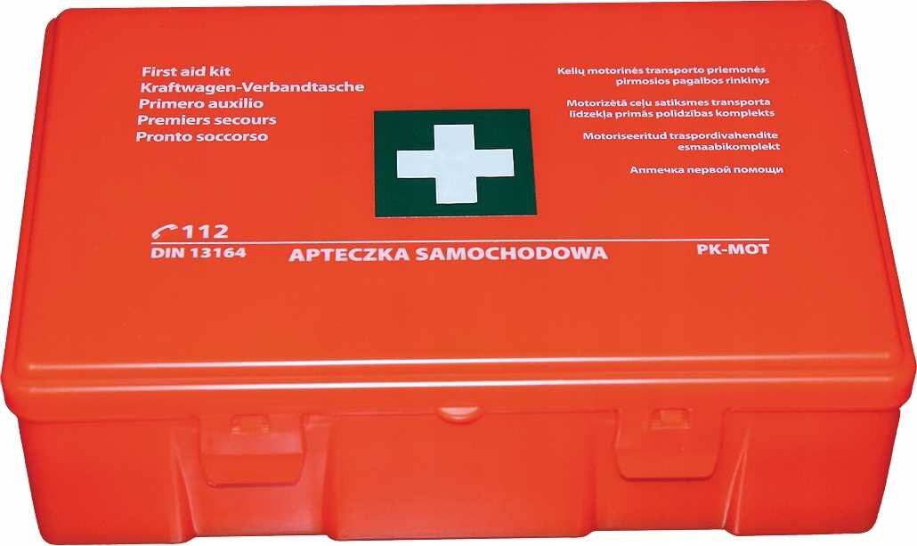 Czerwona apteczka samochodowa z białym krzyżem na zielonym tle. Na apteczce widnieje tekst: \'First aid kit, Kraftwagen-Verbandtasche, Primero auxilio, Premiers secours, Pronto soccorso, 112, DIN 13164, APTECZKA SAMOCHODOWA, PK-MOT\'.