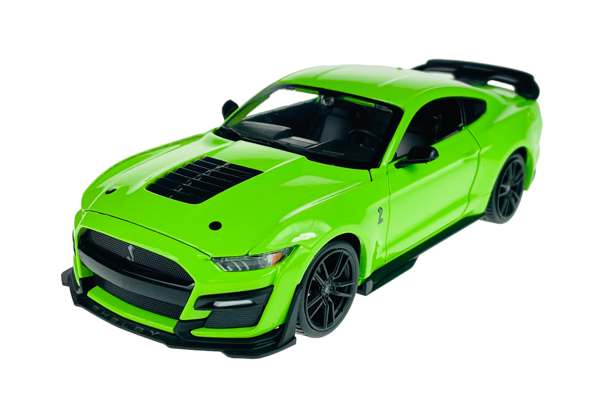 Zielony model samochodu sportowego z czarnymi detalami i widocznym logo w kształcie węża na przednim błotniku. Samochód ma aerodynamiczny kształt i czarne felgi.