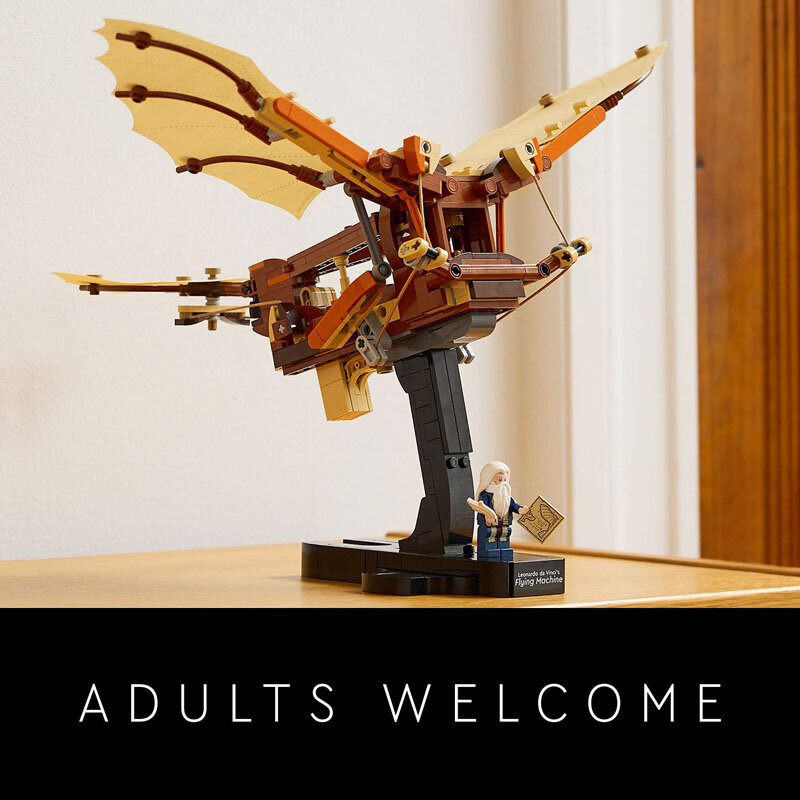 Model LEGO przedstawiający maszynę latającą Leonarda da Vinci na podstawce, obok której stoi figurka. Na dole obrazu widoczny jest napis \'ADULTS WELCOME\'.