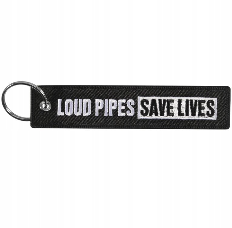 Czarny brelok do kluczy z metalowym kółkiem, na którym widnieje biały napis \'LOUD PIPES SAVE LIVES\'.