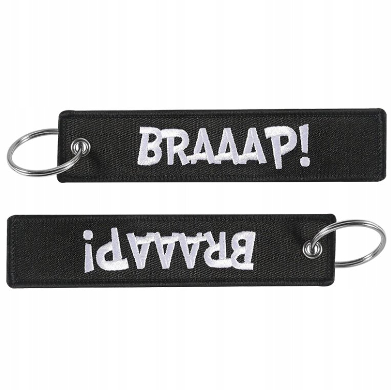 Dwa czarne breloki z białym napisem \'BRAAAP!\' i metalowym kółkiem do kluczy.