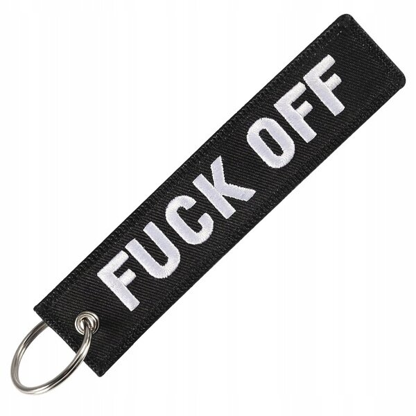 Czarny brelok do kluczy z białym napisem \'FUCK OFF\'.