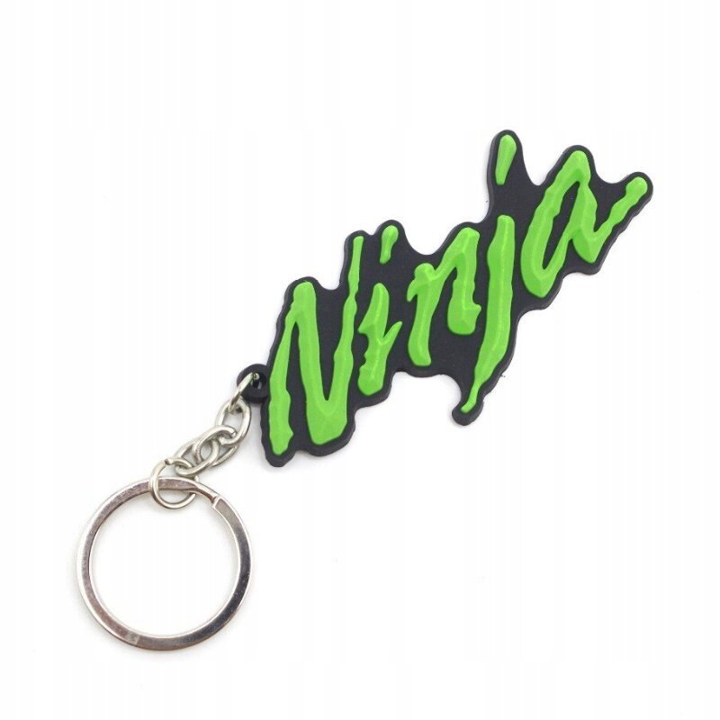 Brelok do kluczy z napisem \'Ninja\' w kolorze zielonym na czarnym tle, z metalowym kółkiem do zawieszenia.
