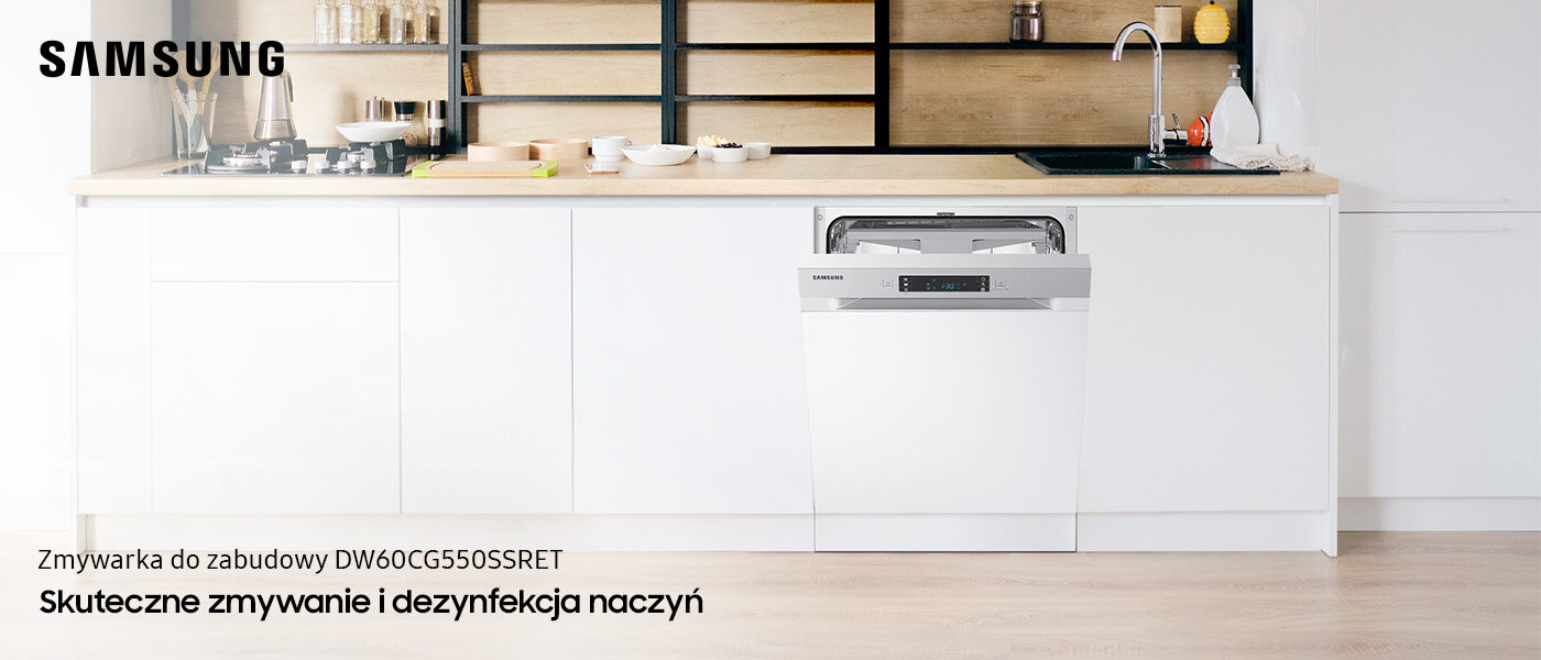 Zmywarkę do zabudowy Samsung DW60CG550SSRET znajdziesz w Media Expert Kuchnia z białymi szafkami, w której znajduje się zmywarka do zabudowy z otwartym frontem. Na obrazie widoczny jest tekst: \'Zmywarka do zabudowy DW60CG550SSRET Skuteczne zmywanie i dezynfekcja naczyń\', a w lewym górnym rogu logo \'SAMSUNG\'.