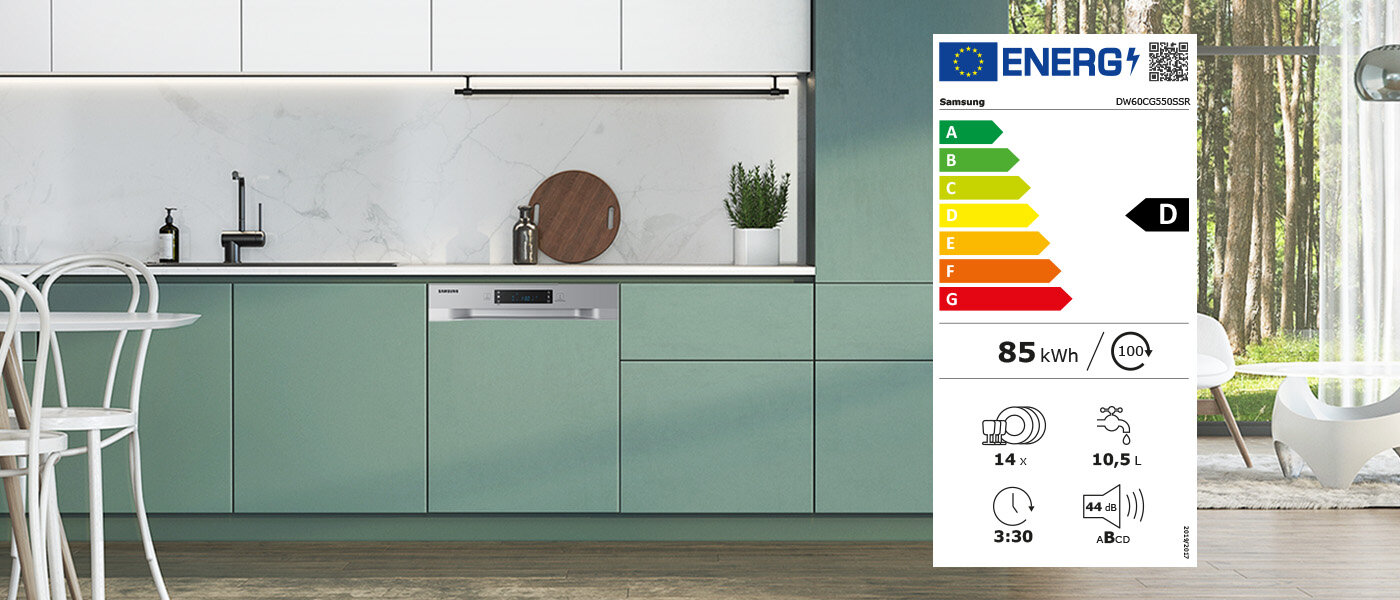 Zmywarka Samsung DW60CG550SSRET - Media Expert - zdjęcie - energooszczędny wybór Kuchnia z zabudowaną zmywarką, obok której znajduje się etykieta energetyczna z klasą D i zużyciem 85 kWh. Na etykiecie widnieje logo \'Samsung\' oraz informacje o pojemności 14 kompletów i zużyciu wody 10,5 litra.