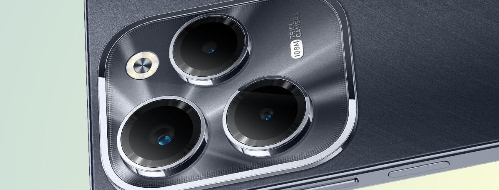Zbliżenie na tylną część smartfona z trzema dużymi obiektywami aparatu i napisem \'108M CAMERA\'.
