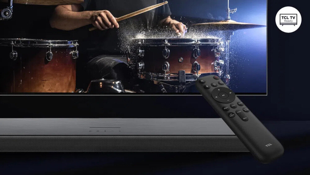 Na obrazie widoczny jest soundbar z pilotem na tle ekranu z perkusistą. W prawym górnym rogu znajduje się logo \'TCL TV Ready\'.