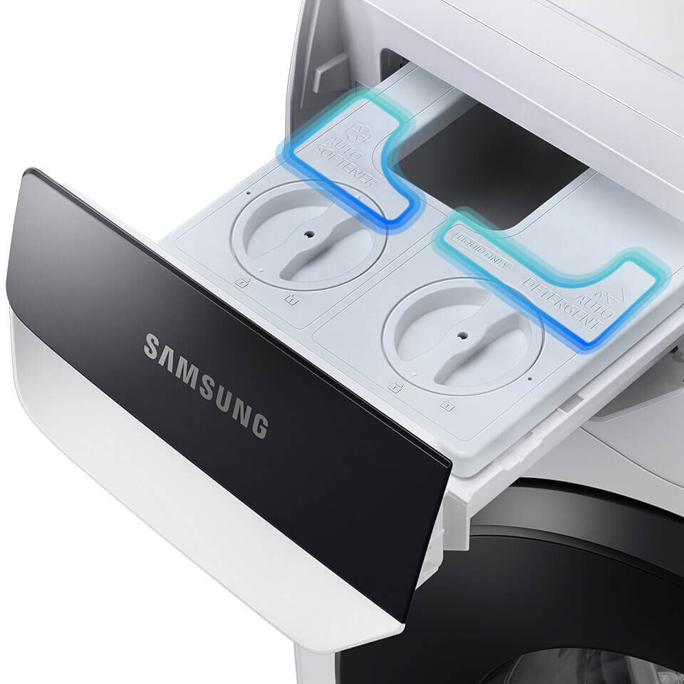 Dozownik Zdjęcie przedstawia otwarty dozownik pralki z widocznymi komorami na detergent i płyn do płukania. Na klapie dozownika widnieje logo \'SAMSUNG\'.