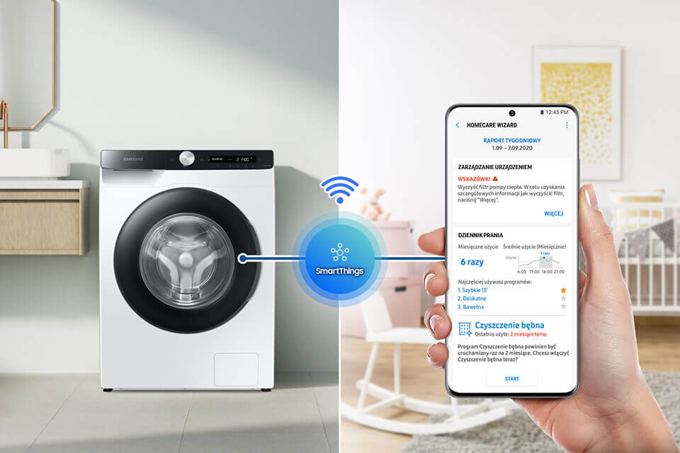 Telefon i pralka Obraz przedstawia pralkę z widocznym logo Samsung oraz smartfon z aplikacją SmartThings pokazującą informacje o praniu. Na ekranie telefonu widoczny jest tekst: \'HOMECARE WIZARD, RAPORT TYGODNIOWY, ZARZĄDZANIE URZĄDZENIEM, DZIENNIK PRANIA, Czyszczenie bębna\'.